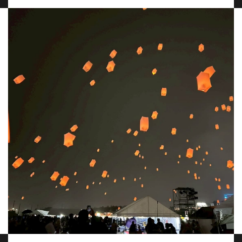 会場の夜空に浮かぶランタン