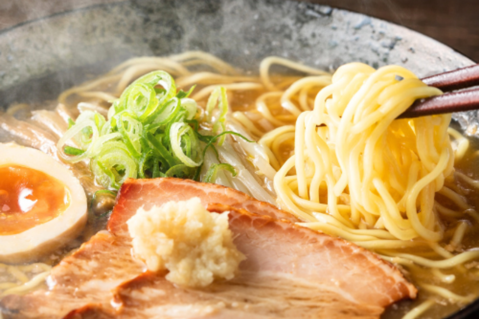 チャーシューや味玉を盛り付けたラーメン